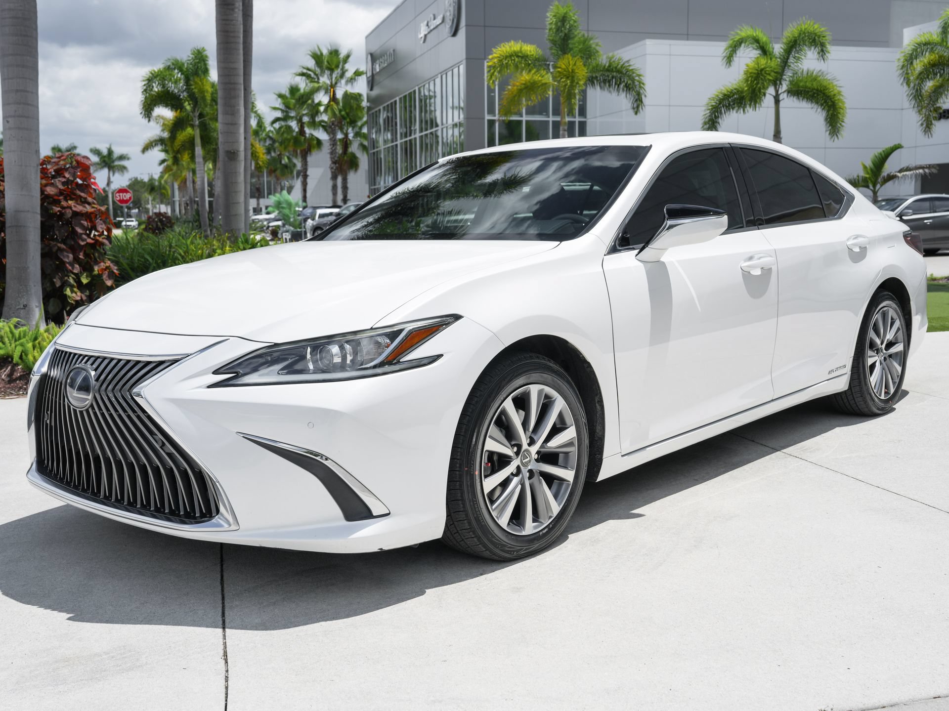 Used 2020 Lexus ES 300h w/ Premium Package FWD image 6