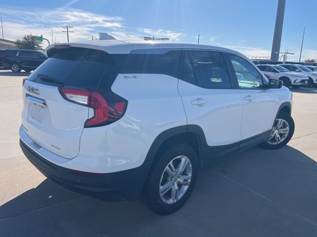 Used 2024 GMC Terrain SLE image 3