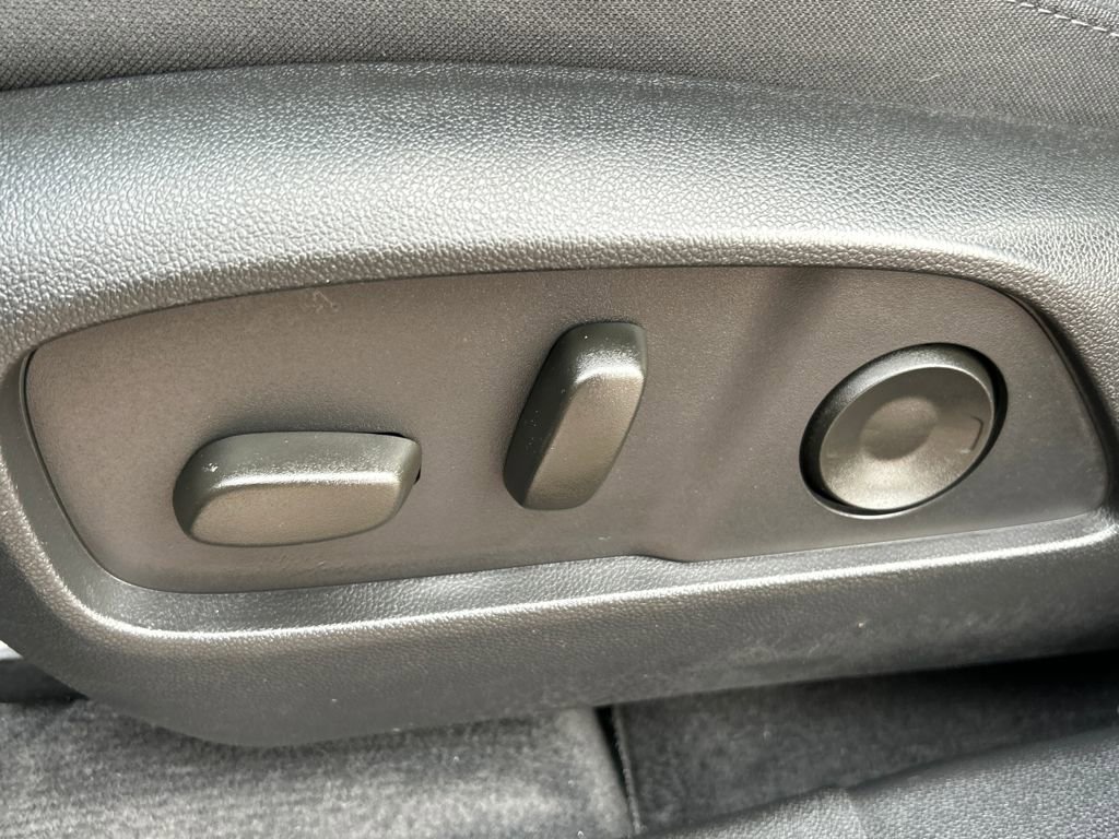 Used 2025 Chevrolet Equinox LT w/ Convenience Package II image 17