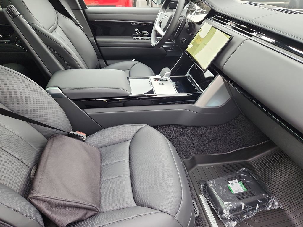New 2026 Land Rover Range Rover SE image 3