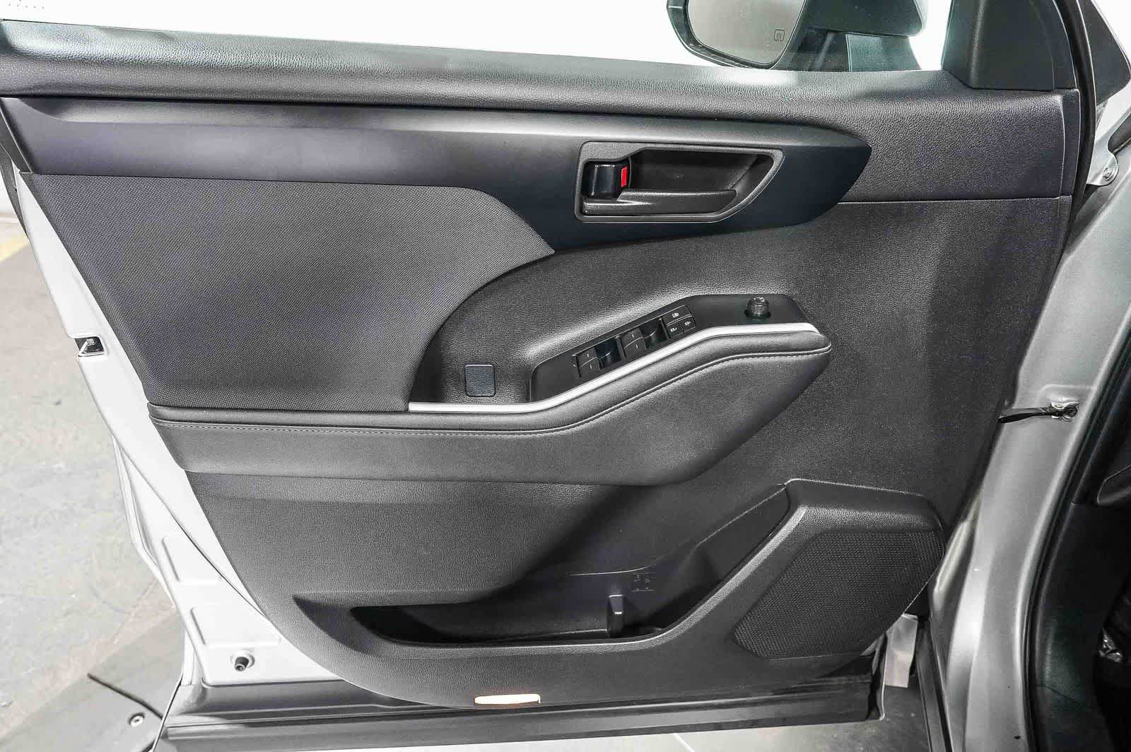 Used 2025 Toyota Highlander LE FWD image 21
