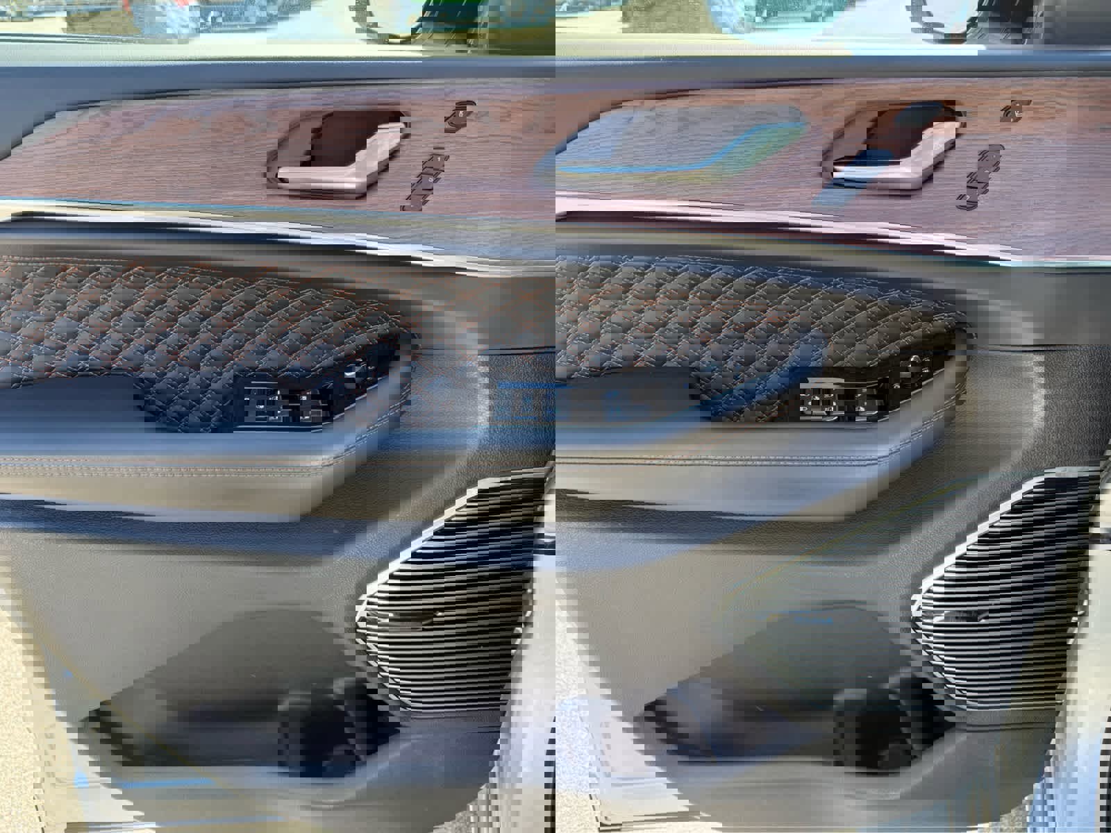 Used 2023 Jeep Grand Cherokee Summit w/ Luxury Tech Group V image 11