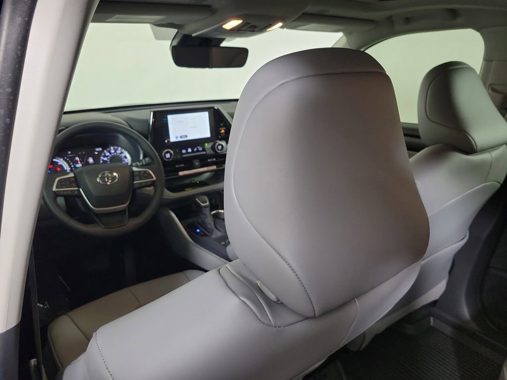 Used 2025 Toyota Highlander XLE AWD/4WD image 14