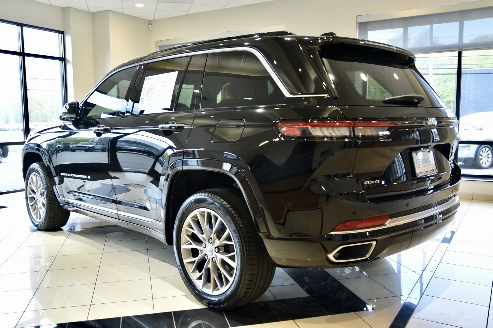 Used 2025 Jeep Grand Cherokee Summit AWD/4WD image 4