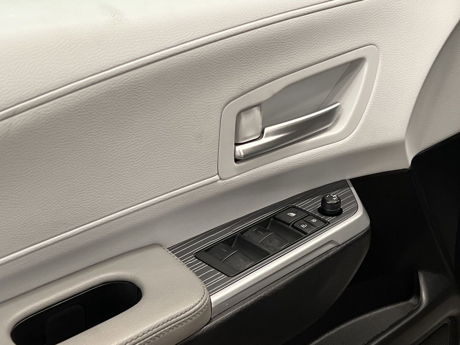 Used 2025 Toyota Sienna XLE image 13