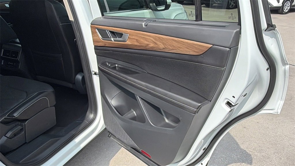 Used 2025 Volkswagen Atlas SE image 33