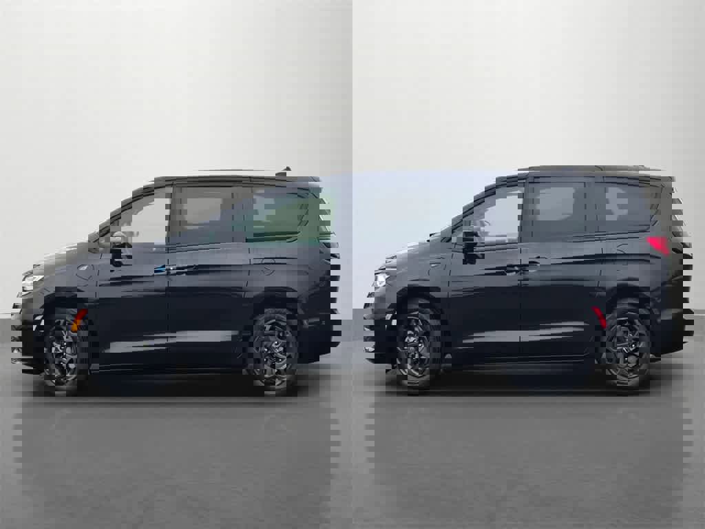 Used 2022 Chrysler Pacifica Limited w/ Uconnect Theater Family Group image 3