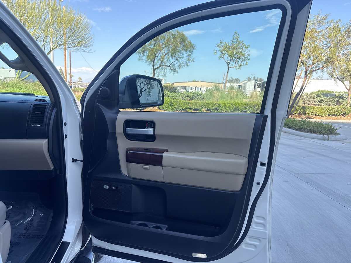 Used 2015 Toyota Sequoia Platinum RWD image 21