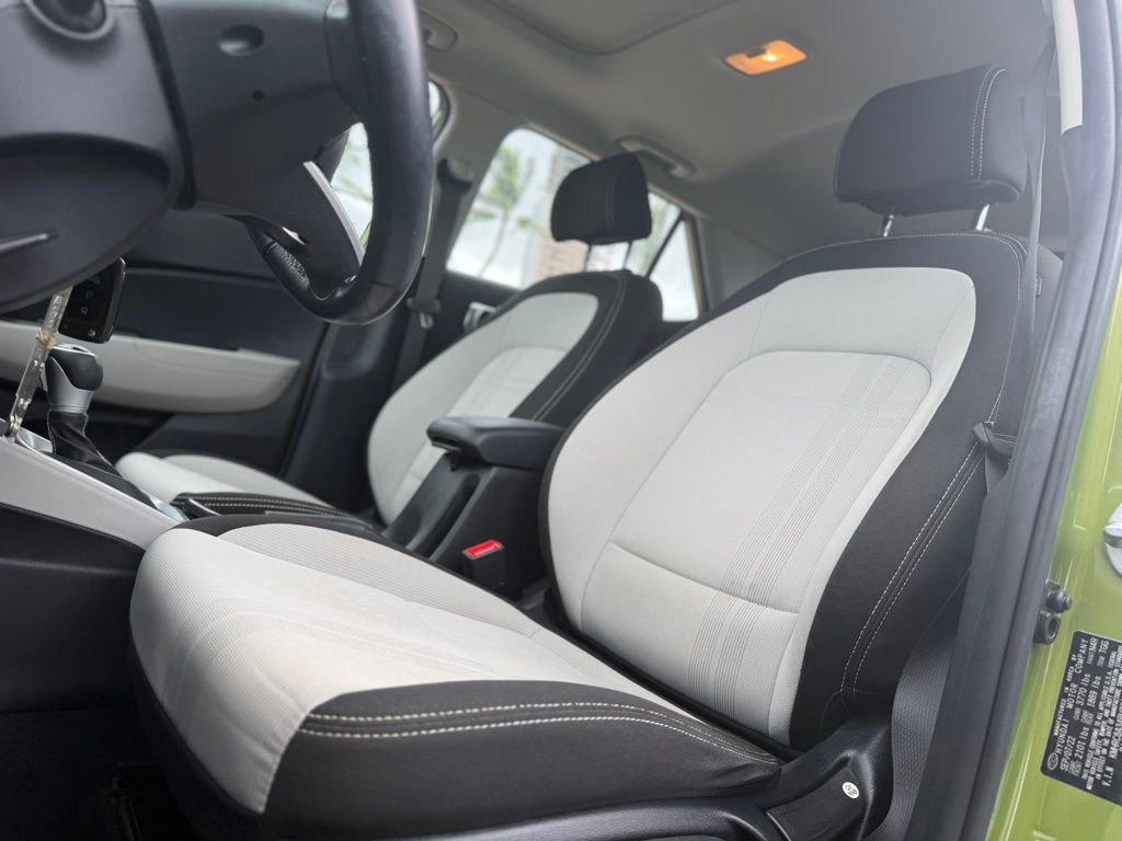 Used 2023 Hyundai Venue SEL image 12