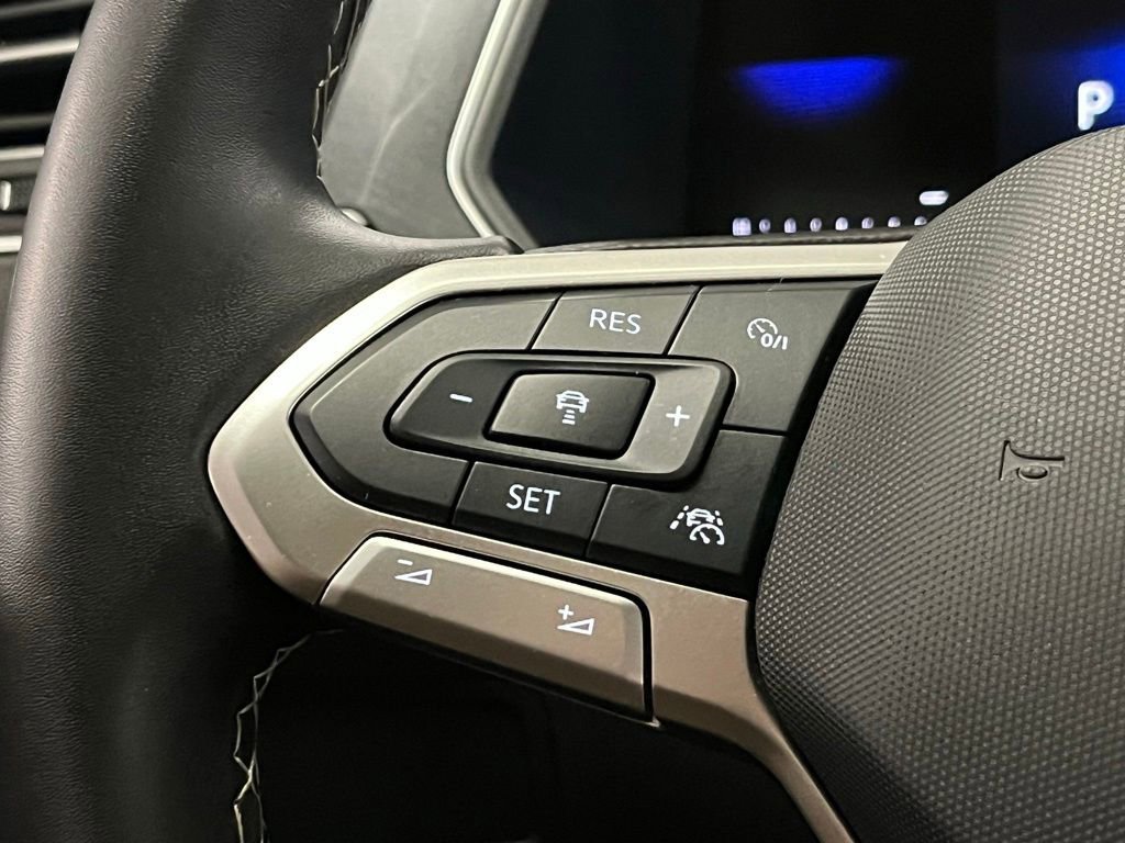 Used 2024 Volkswagen Tiguan SE w/ Panoramic Sunroof Package image 24