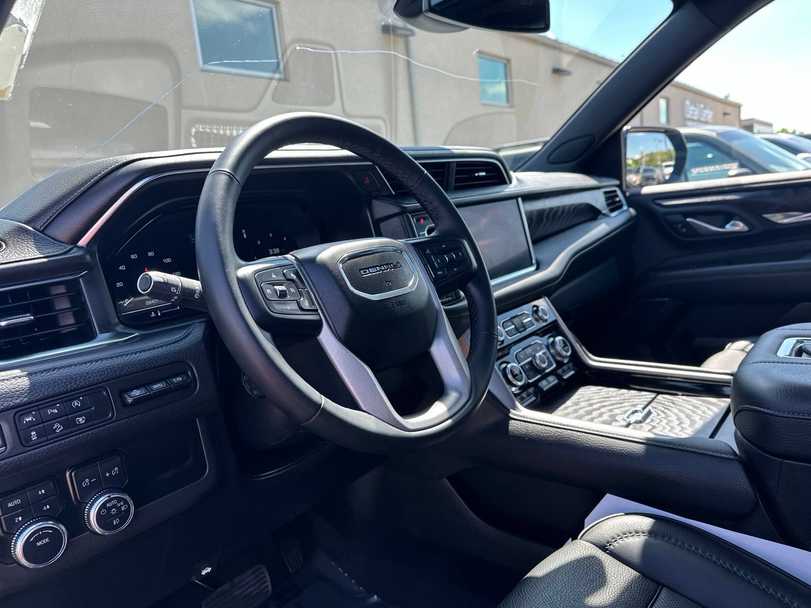 Used 2023 GMC Yukon Denali AWD/4WD image 15