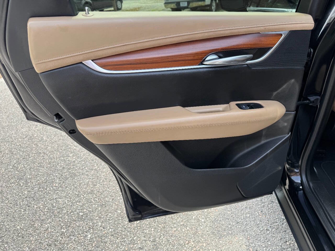 Used 2017 Cadillac XT5 Platinum image 41