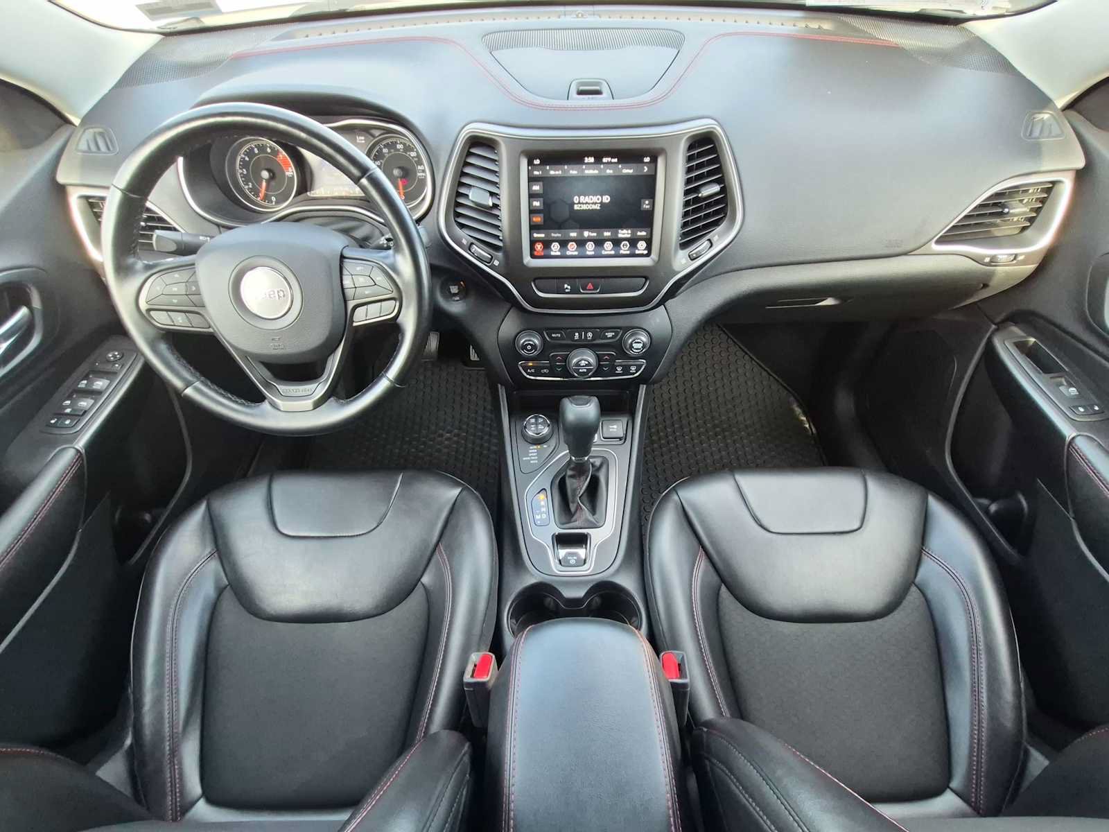Used 2020 Jeep Cherokee Trailhawk w/ Cold Weather Group AWD/4WD image 15