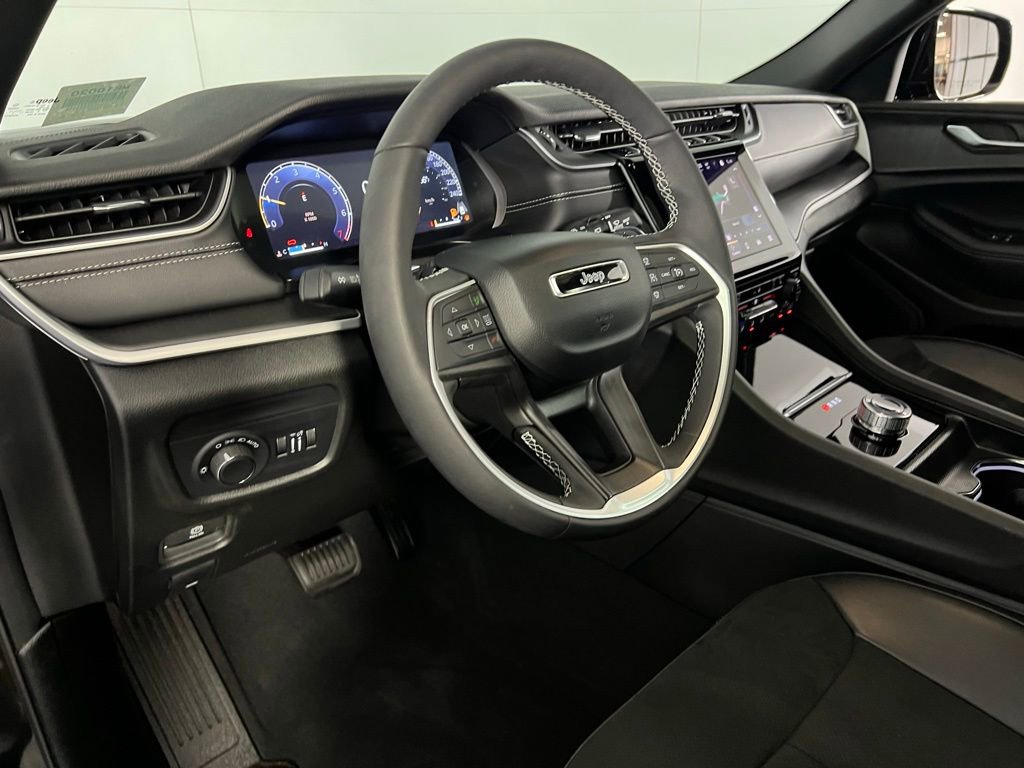 Used 2025 Jeep Grand Cherokee Altitude image 21