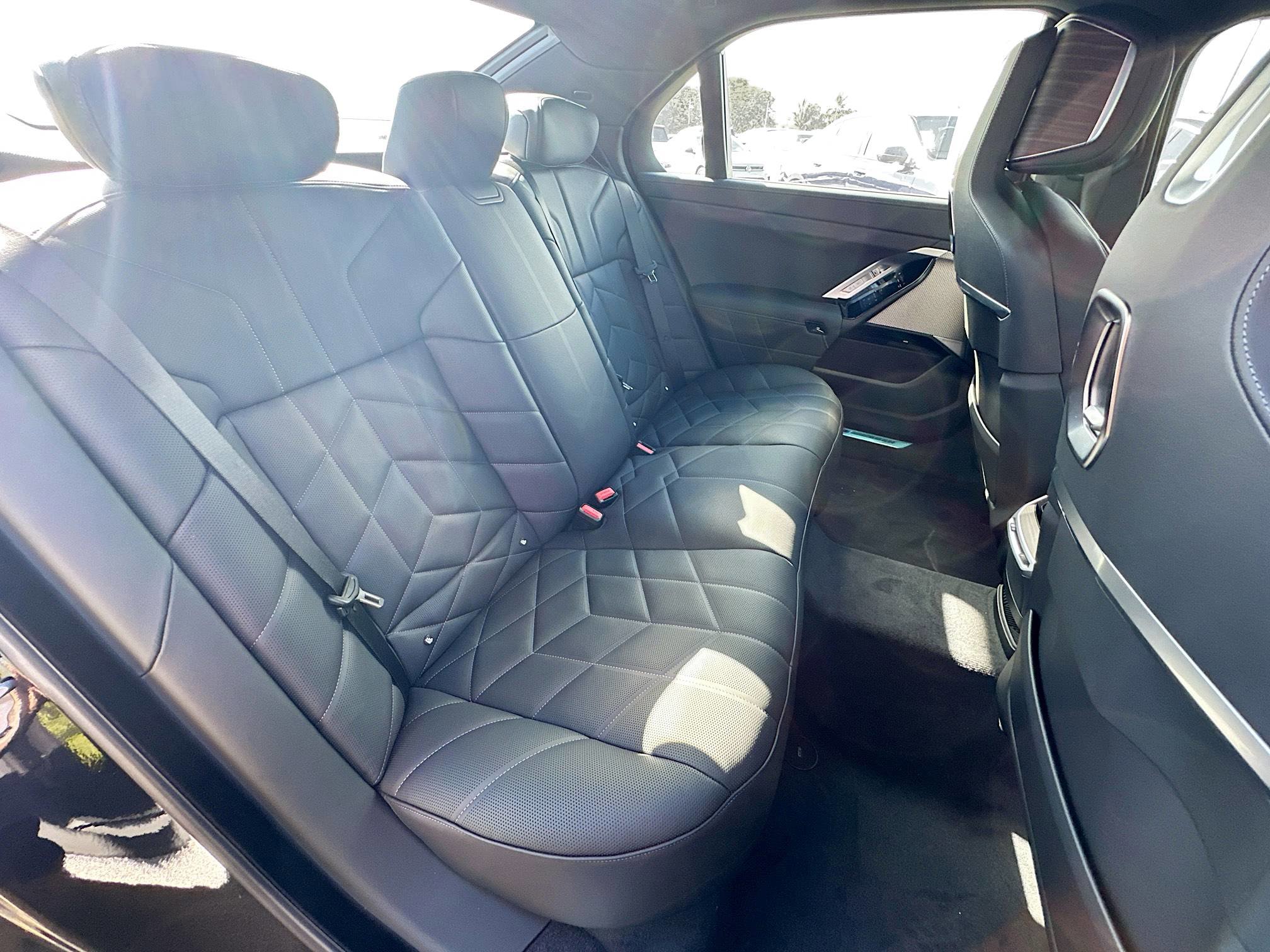 New 2026 BMW 750e xDrive image 23