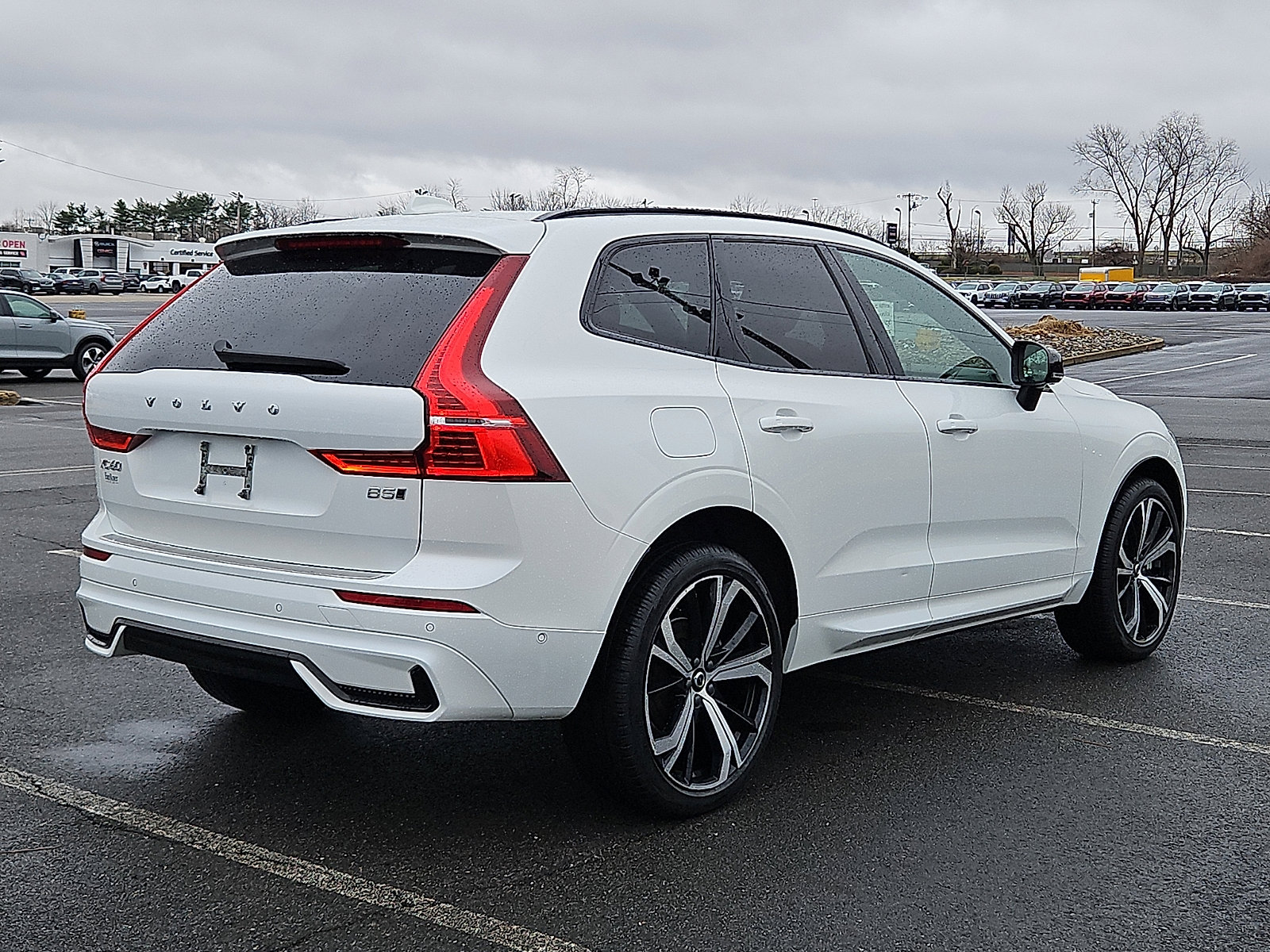 Certified 2024 Volvo XC60 B5 Ultimate w/ Climate Package image 6