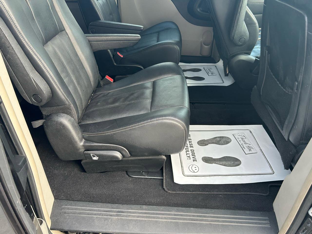 Used 2013 Chrysler Town & Country Touring-L w/ Driver Convenience Group image 11