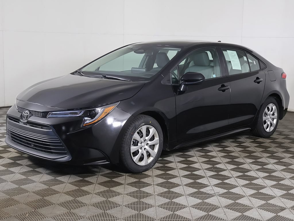 Used 2025 Toyota Corolla LE FWD image 5