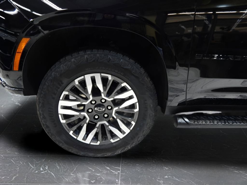 Used 2025 Chevrolet Suburban Z71 AWD/4WD image 13