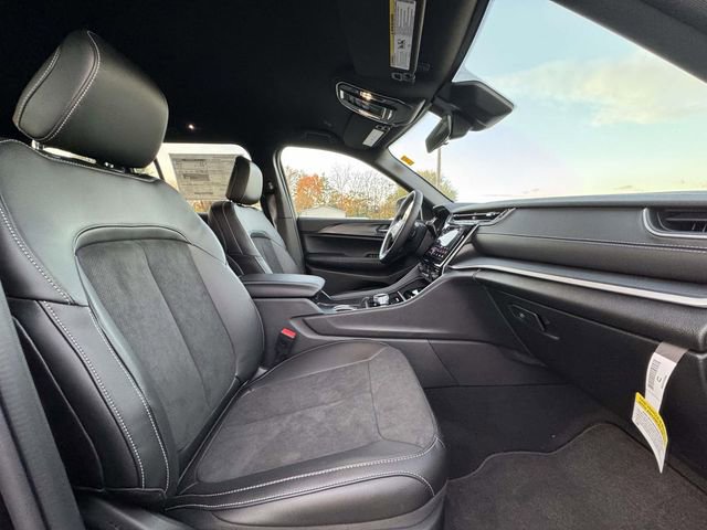 New 2025 Jeep Grand Cherokee Altitude image 13