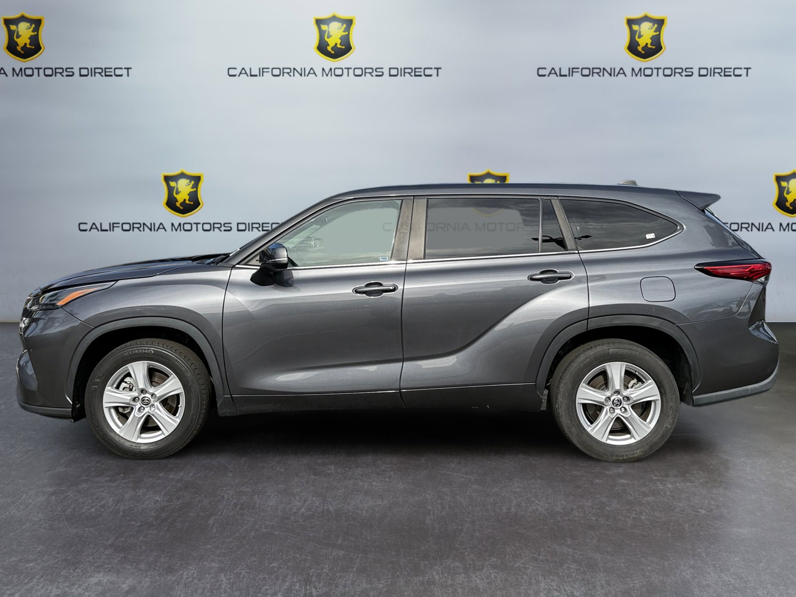 Used 2023 Toyota Highlander LE image 2