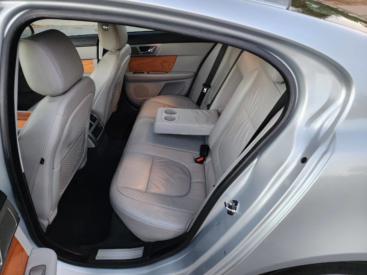 Used 2010 Jaguar XF Luxury image 14