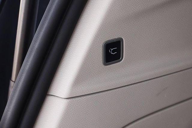 Used 2023 Chrysler Voyager LX image 8