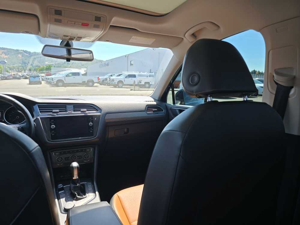 Used 2018 Volkswagen Tiguan SEL AWD/4WD image 14