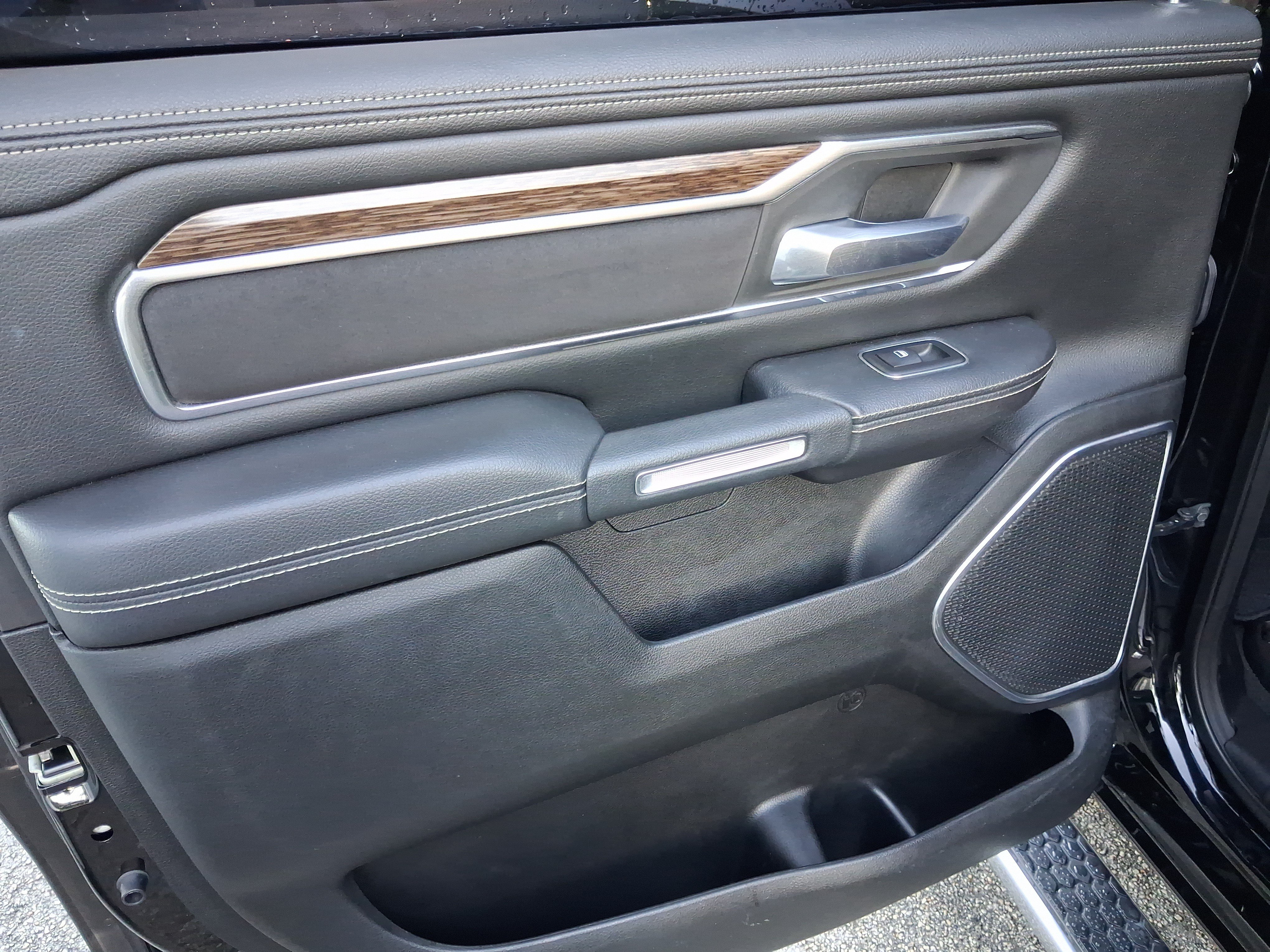 Used 2019 RAM 1500 Laramie RWD image 9