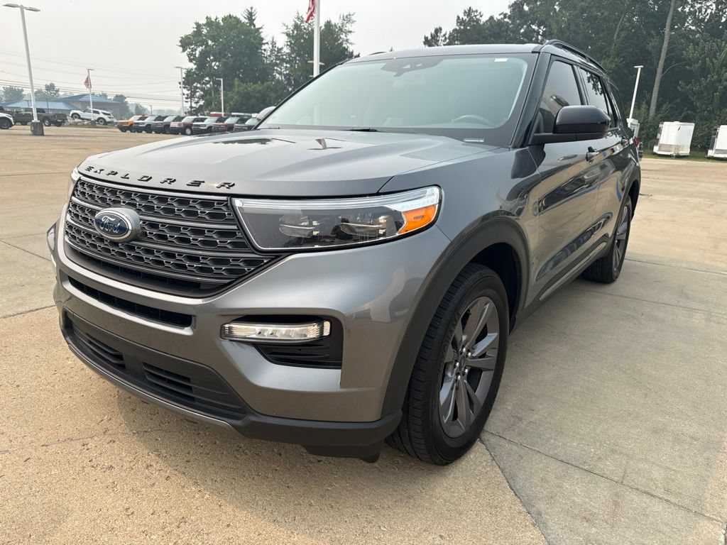 Used 2022 Ford Explorer XLT w/ Equipment Group 202A AWD/4WD image 2