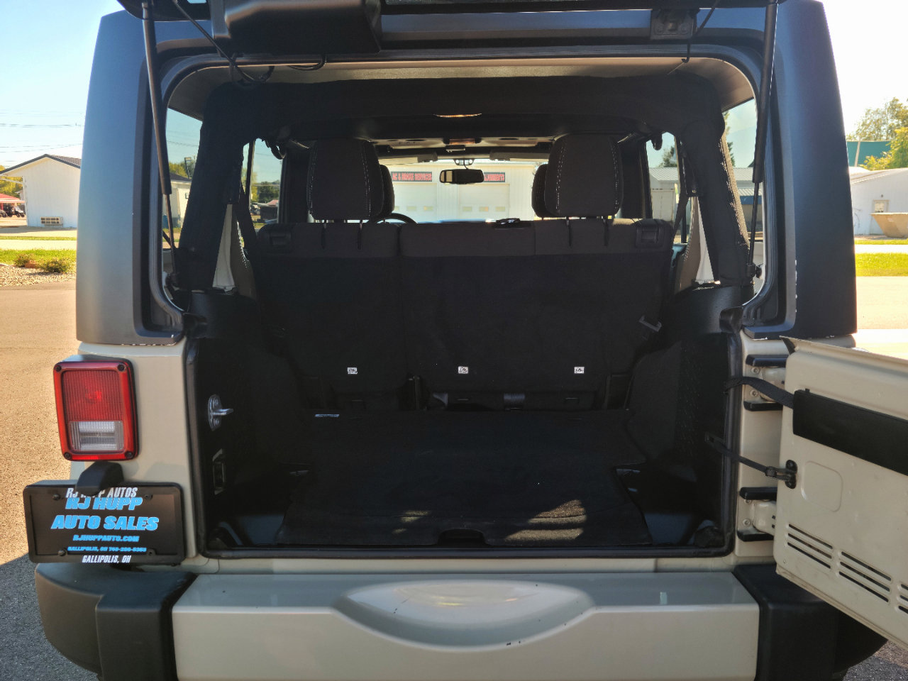 Used 2018 Jeep Wrangler Unlimited Sahara w/ Dual Top Group image 17