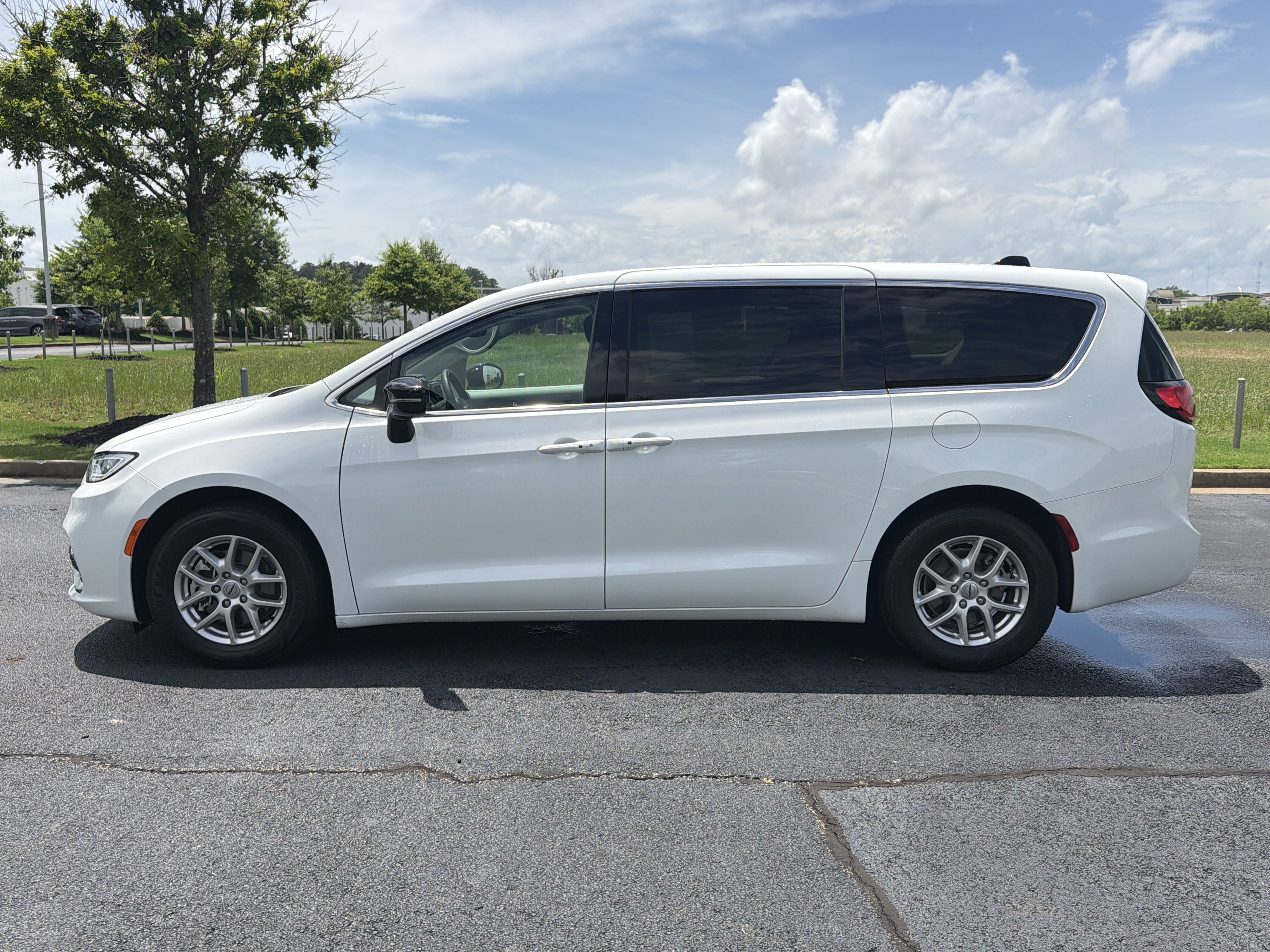 Used 2024 Chrysler Pacifica Touring-L FWD image 6