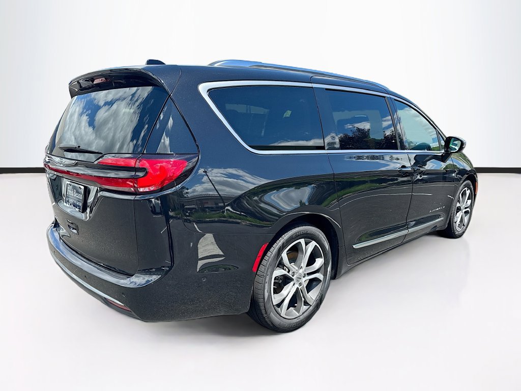 Used 2024 Chrysler Pacifica Pinnacle FWD image 9