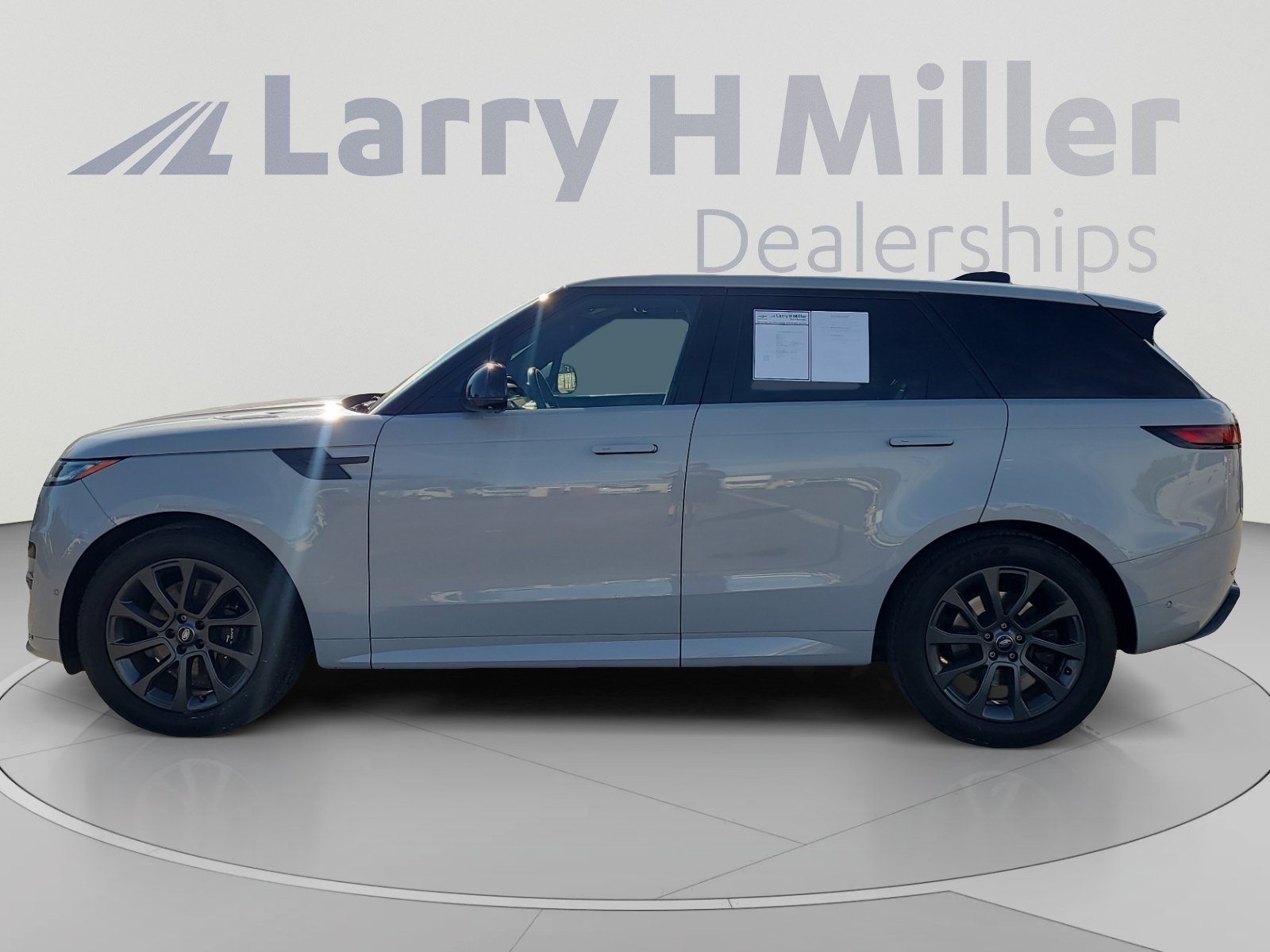 Used 2024 Land Rover Range Rover Sport Dynamic SE AWD/4WD image 2