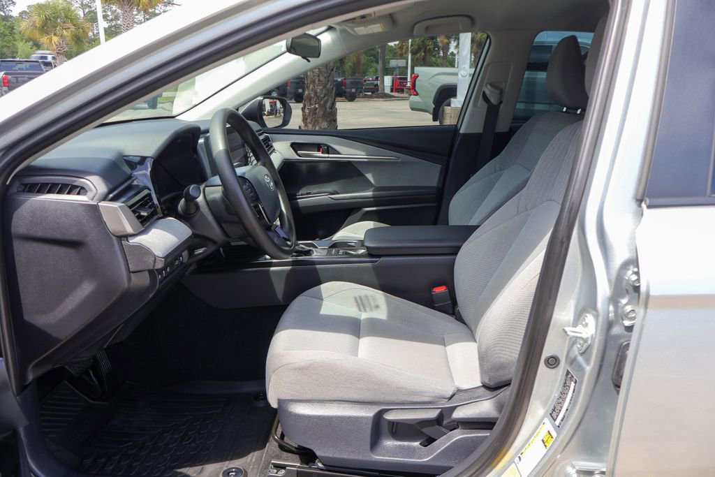 Used 2025 Toyota Camry LE AWD/4WD image 8