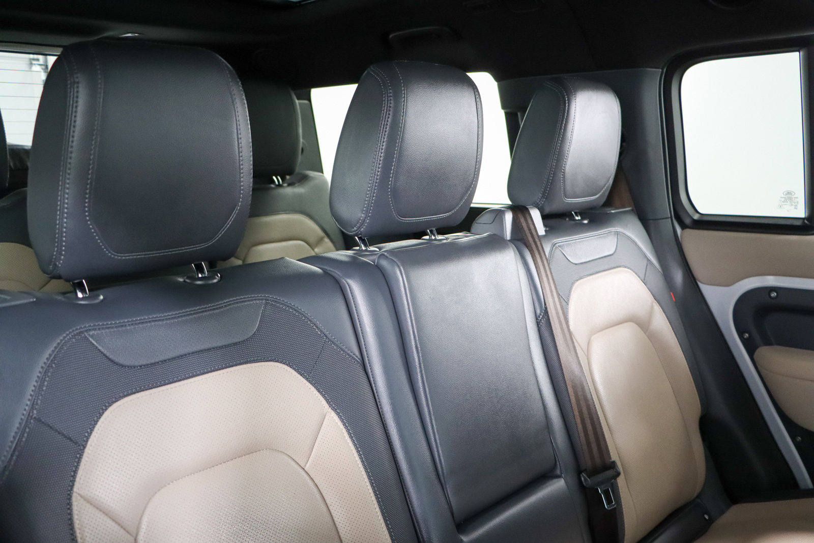 Used 2023 Land Rover Defender 130 X-Dynamic SE image 29