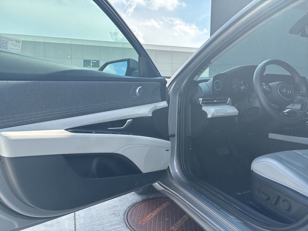 Used 2025 Hyundai Elantra Limited image 15