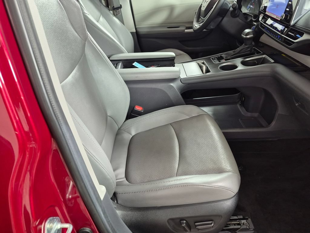 Used 2024 Toyota Sienna Limited FWD image 29