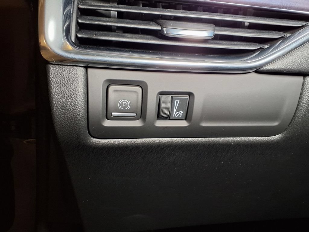 Certified 2023 Cadillac XT4 Luxury w/ Cold Weather Package FWD image 13