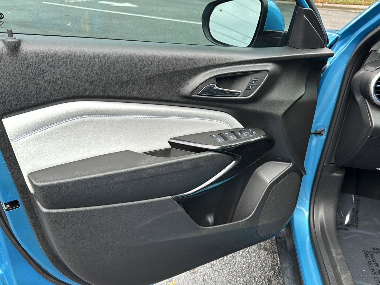 Certified 2025 Chevrolet Trax LT w/ Driver Confidence Package image 16