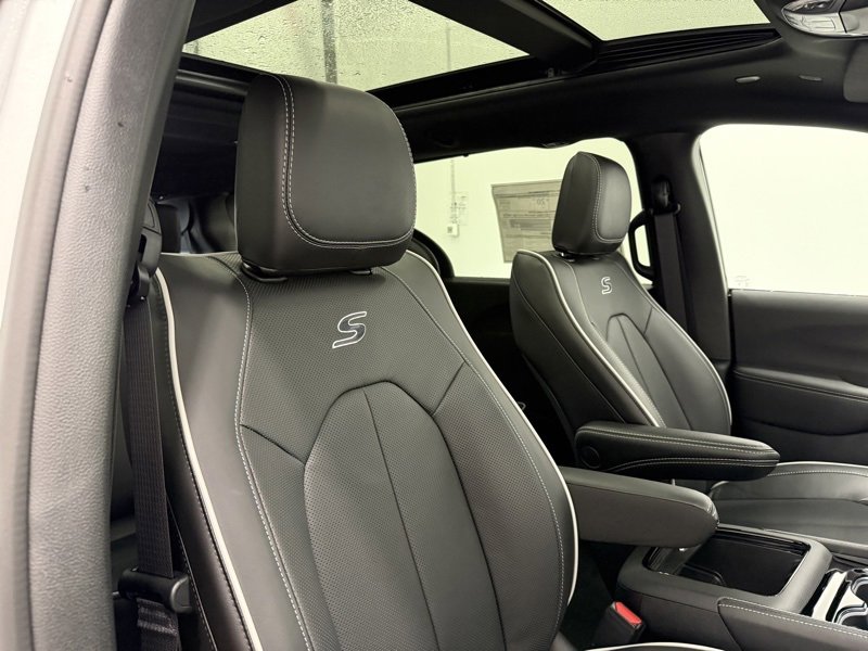 New 2026 Chrysler Pacifica Limited image 16