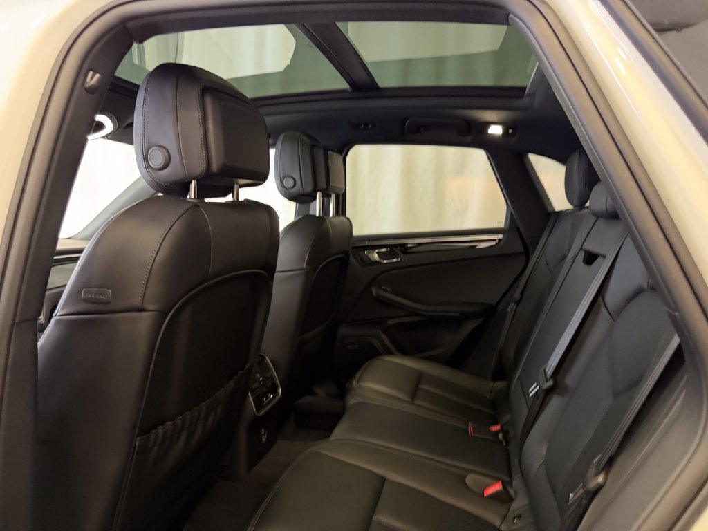 Certified 2026 Porsche Macan AWD/4WD image 24
