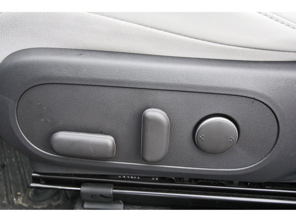 Certified 2025 Hyundai Kona Limited AWD/4WD image 32