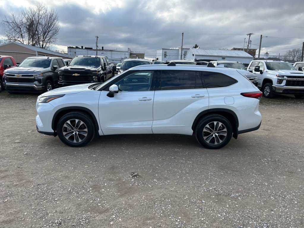 Used 2022 Toyota Highlander XLE image 2