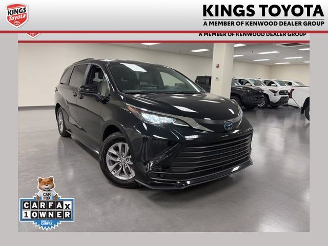 Certified 2025 Toyota Sienna LE image 1