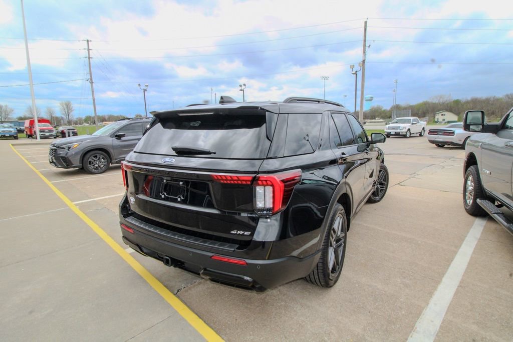 Used 2025 Ford Explorer ST-Line w/ Premium Package image 3