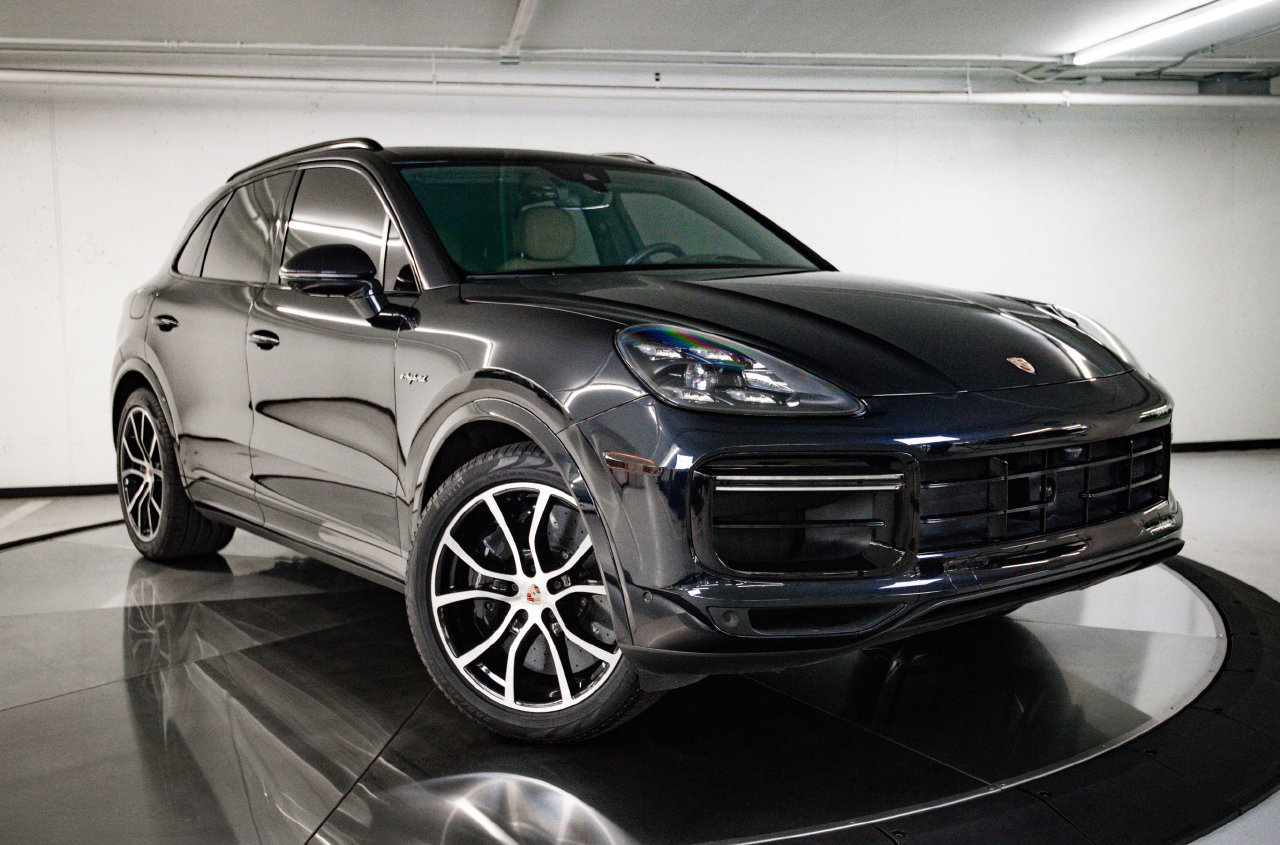 Certified 2022 Porsche Cayenne Turbo S AWD/4WD image 9