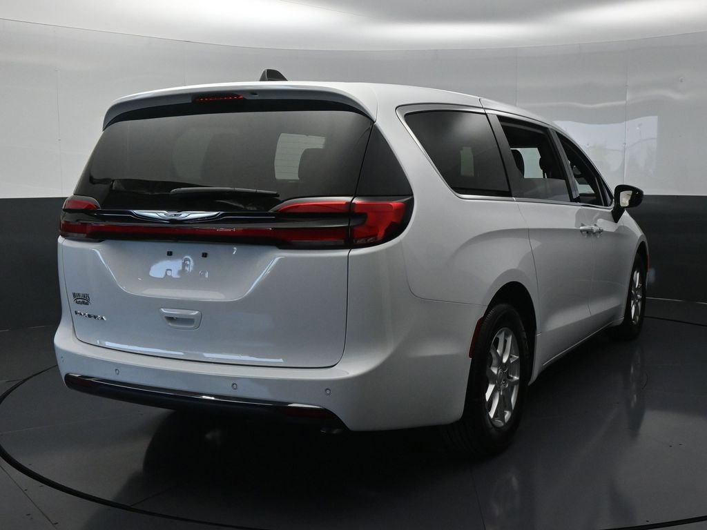 Used 2025 Chrysler Pacifica Select FWD image 5