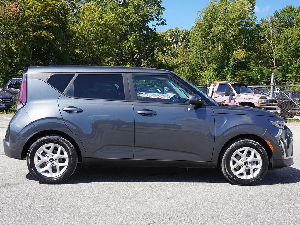 Used 2025 Kia Soul LX w/ LX Technology Package FWD image 17