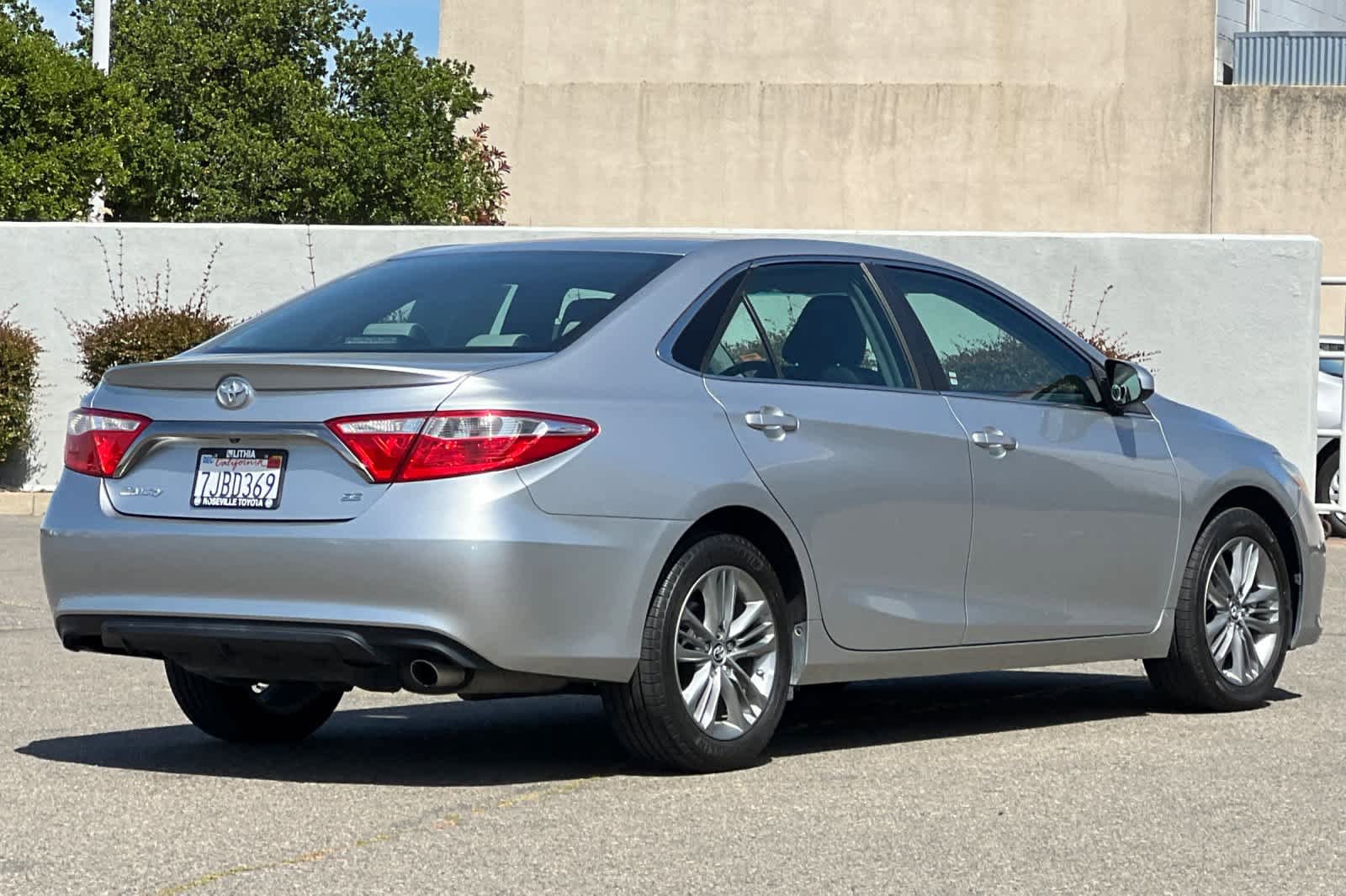 Used 2015 Toyota Camry SE w/ Moonroof Package image 2